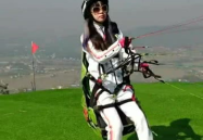 小姐姐开滑翔